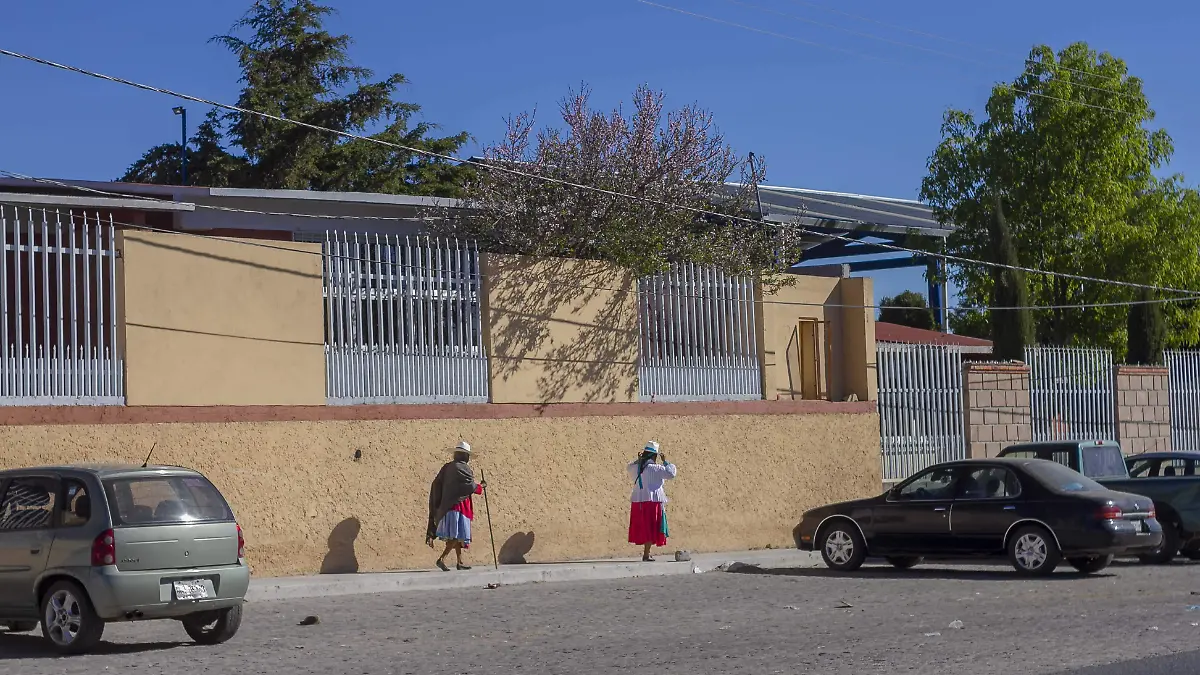 Esperan que la Usebeq le quite la licencia al maestro para no siga dando clases.  foto César Ortiz.